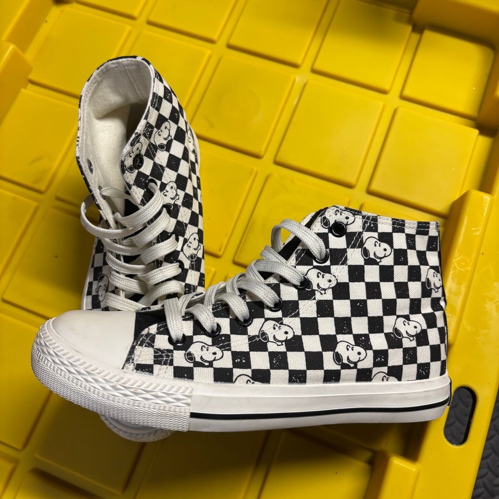Peanuts Snoopy Checkered High-Top Sneakers size 8